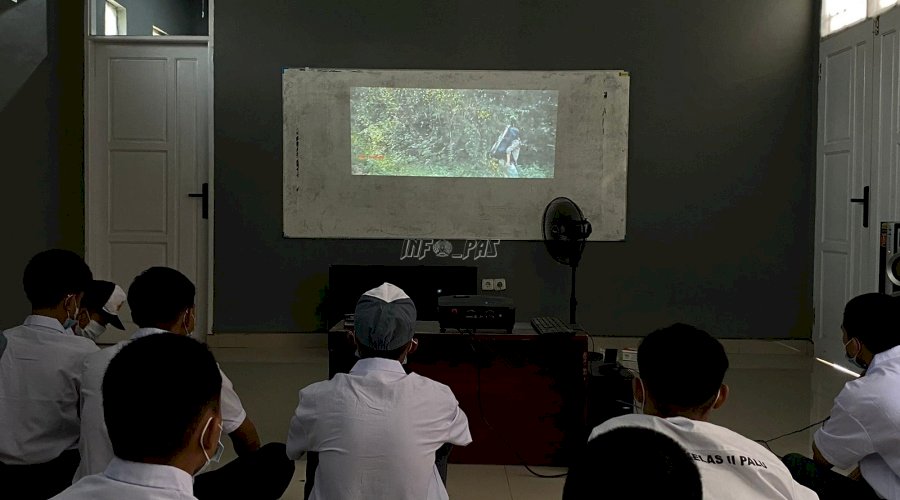 Anak Binaan LPKA Palu Peringati Hardiknas 2024 dengan Nobar Film Pendidikan